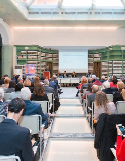 fotografia scattata alla Biblioteca Spadolini del Senato della Repubblica Italiana da Gilberto Maltinti, dello studio Parioli Fotografia. Convegno AIMAC FAVO. Servizi fotografici e video dedicati a istituzioni, società, aziende, organizzatori di eventi e congressi.