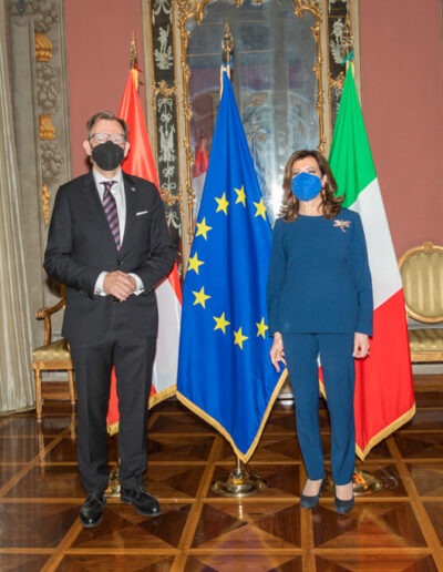 fotografia scattata al Senato della repubblica Italiana da Gilberto Maltinti, dello studio Parioli Fotografia. Ministro degli Esteri Austriaco e Presidente del Senato Maria Elisabetta Alberti, Casellati. Servizi fotografici e video dedicati a istituzioni, società, aziende, organizzatori di eventi e congressi.