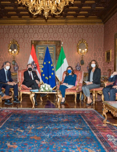 fotografia scattata al Senato della Repubblica Italiana da Gilberto Maltinti, dello studio Parioli Fotografia. Ministro degli Esteri Austriaco, delegazione diplomatica austriaca e Presidente del Senato Maria Elisabetta Alberti, Casellati. Servizi fotografici e video dedicati a istituzioni, società, aziende, organizzatori di eventi e congressi.