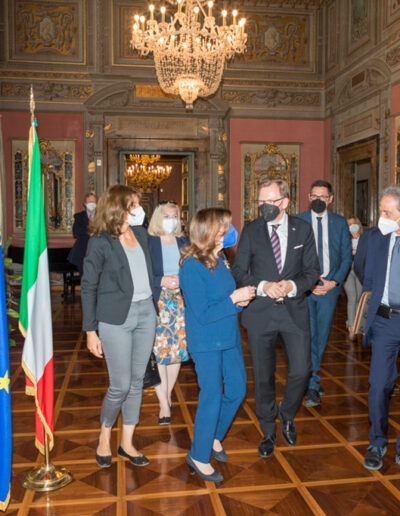 fotografia scattata al Senato della Repubblica Italiana da Gilberto Maltinti, dello studio Parioli Fotografia. Ministro degli Esteri Austriaco, delegazione diplomatica austriaca e Presidente del Senato Maria Elisabetta Alberti Casellati. Servizi fotografici e video dedicati a istituzioni, società, aziende, organizzatori di eventi e congressi.