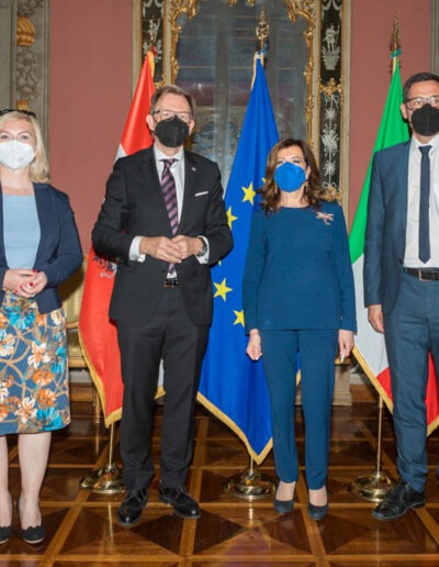 fotografia scattata al Senato della Repubblica Italiana da Gilberto Maltinti, dello studio Parioli Fotografia. Ministro degli Esteri Austriaco, delegazione diplomatica austriaca e Presidente del Senato Maria Elisabetta Alberti Casellati. Servizi fotografici e video dedicati a istituzioni, società, aziende, organizzatori di eventi e congressi.