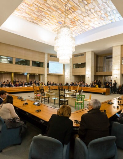 Fotografia scattata durante convegno diplomatico internazionale alla Sala del Ministero degli Esteri Palazzo Farnesina. Fotografia di eventi, convegni e congressi scattata da Gilberto Maltinti dello Studio Parioli Fotografia, Roma.