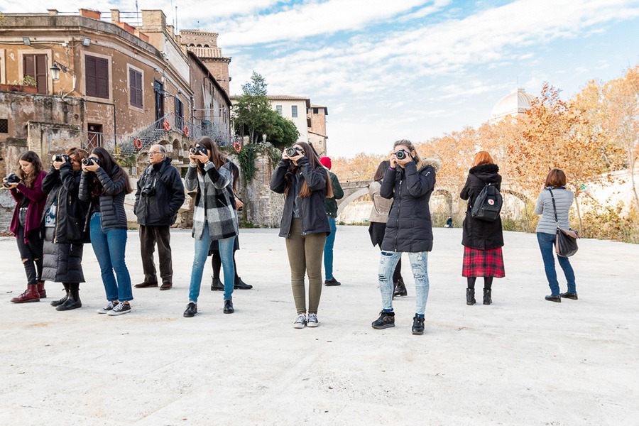 fotografia scattata durante la lezione mattutina pratica del corso base di fotografia. uso della macchina fotografica a mano libera e flash di giorno