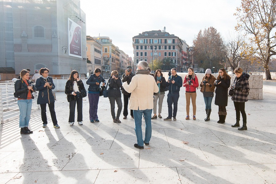 fotografia scattata durante la lezione mattutina pratica del corso base di fotografia. uso della macchina fotografica a mano libera e flash di giorno