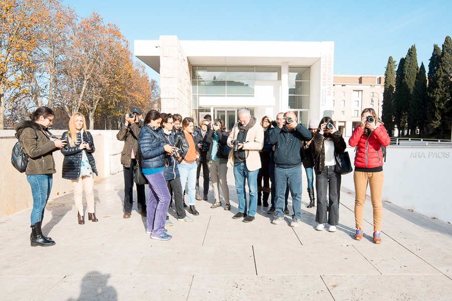 fotografia scattata durante la lezione mattutina pratica del corso base di fotografia. uso della macchina fotografica a mano libera e flash di giorno