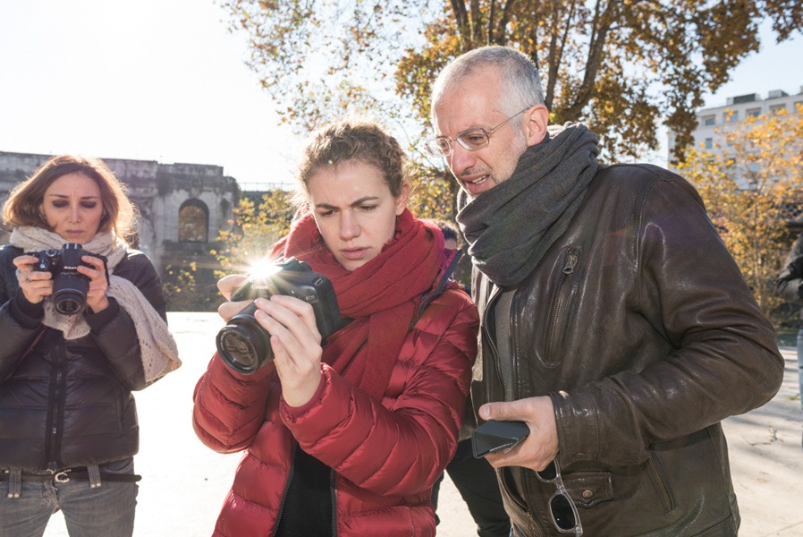 fotografia scattata durante la lezione mattutina pratica del corso base di fotografia. uso della macchina fotografica a mano libera e flash di giorno