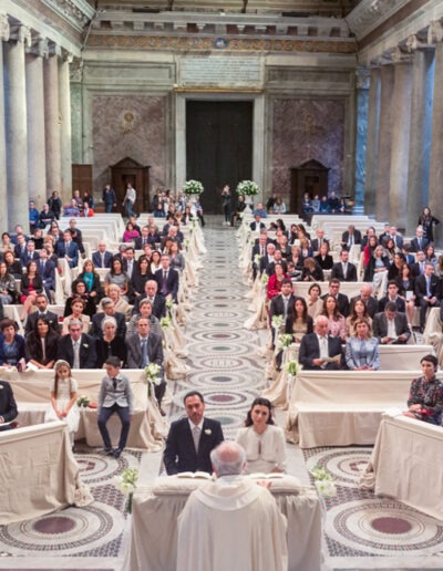 Fotografia scattata da Gilberto Maltinti dello Studio Parioli Fotografia di Roma. Matrimonio, wedding, nozze religiose e laiche. La fotografia ritrae i momenti salienti, più belli e gioiosi delle cerimonie nuziali, dallo scambio delle fedi al pranzo di nozze, dal lancio del bouquet a quello del riso all’uscita dopo la cerimonia, dalla promessa al taglio della torta nuziale. Parenti e amici festeggiano con gli sposi.