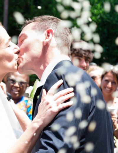 Fotografia scattata da Gilberto Maltinti dello Studio Parioli Fotografia di Roma. Matrimonio, wedding, nozze religiose e laiche. La fotografia ritrae i momenti salienti, più belli e gioiosi delle cerimonie nuziali, dallo scambio delle fedi al pranzo di nozze, dal lancio del bouquet a quello del riso all’uscita dopo la cerimonia, dalla promessa al taglio della torta nuziale. Parenti e amici festeggiano con gli sposi.