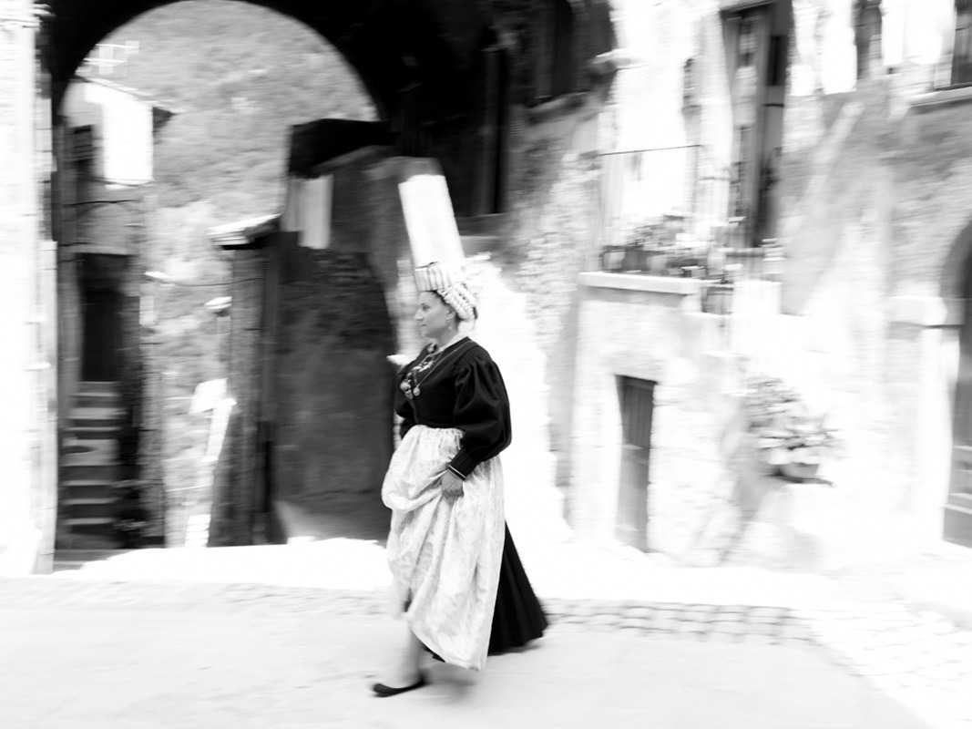 Fotografie scattate durante Ju Catenacce, ll Catenaccio, rievocazione storica che si tiene annualmente a Scanno il 14 agosto, un corteo nuziale che accompagna la sposa prima in chiesa e dopo nella casa dello sposo novello e, visto dall’alto, sembra un veramente catenaccio. A Scanno, in provincia de L’Aquila, perla incastonata nelle Valle del Sagittario, e più noto come il Borgo dei Fotografi. Solo una coppia celebra il proprio Matrimonio durante la rievocazione mentre amici e parenti che sfilano in corteo in coppie secondo l’ordine di parentela o d’amicizia, indossando il costume festivo tradizionale di Scanno tra nastri colorati stesi ai lati delle viuzze. Quel che maggiormente incanta gli spettatori è il costume tradizionale delle donne che da sempre ha attirato l’interesse degli studiosi è quello di Scanno, tanto da portarli ad affermare che “Scanno è il paradiso del folklore” e che “chi porta il vanto del costume d’Abruzzo è naturalmente Scanno”.