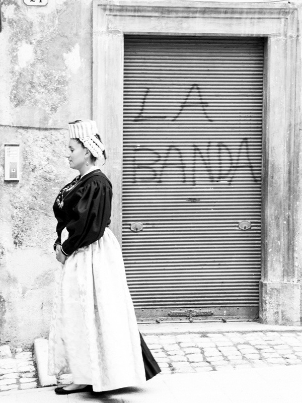 Fotografie scattate durante Ju Catenacce, ll Catenaccio, rievocazione storica che si tiene annualmente a Scanno il 14 agosto, un corteo nuziale che accompagna la sposa prima in chiesa e dopo nella casa dello sposo novello e, visto dall’alto, sembra un veramente catenaccio. A Scanno, in provincia de L’Aquila, perla incastonata nelle Valle del Sagittario, e più noto come il Borgo dei Fotografi. Solo una coppia celebra il proprio Matrimonio durante la rievocazione mentre amici e parenti che sfilano in corteo in coppie secondo l’ordine di parentela o d’amicizia, indossando il costume festivo tradizionale di Scanno tra nastri colorati stesi ai lati delle viuzze. Quel che maggiormente incanta gli spettatori è il costume tradizionale delle donne che da sempre ha attirato l’interesse degli studiosi è quello di Scanno, tanto da portarli ad affermare che “Scanno è il paradiso del folklore” e che “chi porta il vanto del costume d’Abruzzo è naturalmente Scanno”.