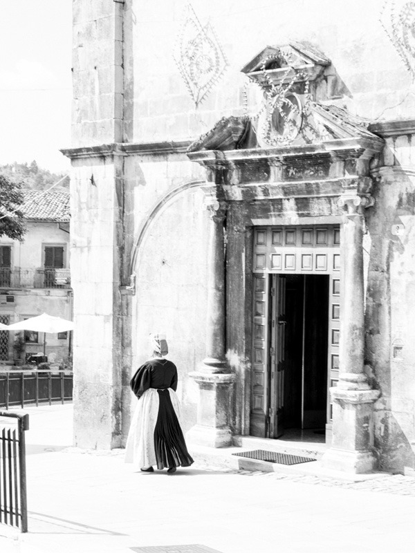 Fotografie scattate durante Ju Catenacce, ll Catenaccio, rievocazione storica che si tiene annualmente a Scanno il 14 agosto, un corteo nuziale che accompagna la sposa prima in chiesa e dopo nella casa dello sposo novello e, visto dall’alto, sembra un veramente catenaccio. A Scanno, in provincia de L’Aquila, perla incastonata nelle Valle del Sagittario, e più noto come il Borgo dei Fotografi. Solo una coppia celebra il proprio Matrimonio durante la rievocazione mentre amici e parenti che sfilano in corteo in coppie secondo l’ordine di parentela o d’amicizia, indossando il costume festivo tradizionale di Scanno tra nastri colorati stesi ai lati delle viuzze. Quel che maggiormente incanta gli spettatori è il costume tradizionale delle donne che da sempre ha attirato l’interesse degli studiosi è quello di Scanno, tanto da portarli ad affermare che “Scanno è il paradiso del folklore” e che “chi porta il vanto del costume d’Abruzzo è naturalmente Scanno”.