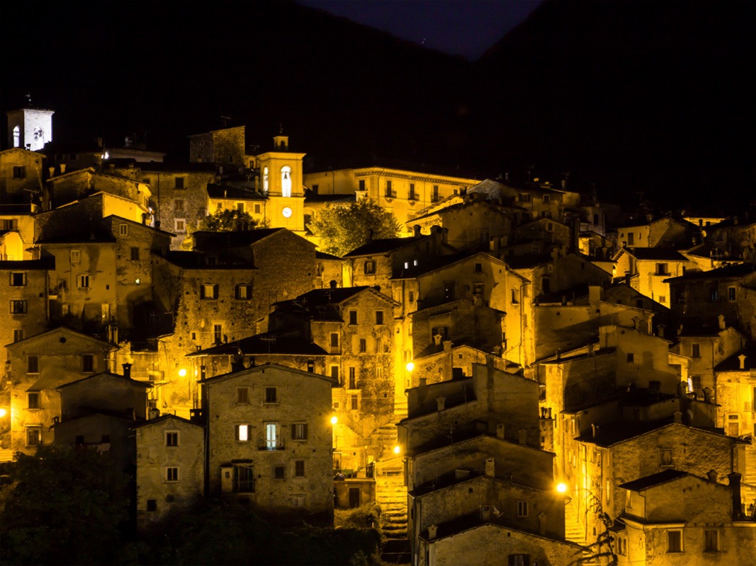 Fotografie scattate durante Ju Catenacce, ll Catenaccio, rievocazione storica che si tiene annualmente a Scanno il 14 agosto, un corteo nuziale che accompagna la sposa prima in chiesa e dopo nella casa dello sposo novello e, visto dall’alto, sembra un veramente catenaccio. A Scanno, in provincia de L’Aquila, perla incastonata nelle Valle del Sagittario, e più noto come il Borgo dei Fotografi. Solo una coppia celebra il proprio Matrimonio durante la rievocazione mentre amici e parenti che sfilano in corteo in coppie secondo l’ordine di parentela o d’amicizia, indossando il costume festivo tradizionale di Scanno tra nastri colorati stesi ai lati delle viuzze. Quel che maggiormente incanta gli spettatori è il costume tradizionale delle donne che da sempre ha attirato l’interesse degli studiosi è quello di Scanno, tanto da portarli ad affermare che “Scanno è il paradiso del folklore” e che “chi porta il vanto del costume d’Abruzzo è naturalmente Scanno”.