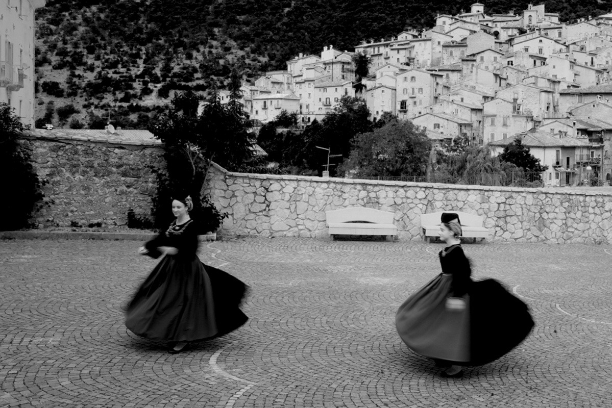 Fotografie scattate durante Ju Catenacce, ll Catenaccio, rievocazione storica che si tiene annualmente a Scanno il 14 agosto, un corteo nuziale che accompagna la sposa prima in chiesa e dopo nella casa dello sposo novello e, visto dall’alto, sembra un veramente catenaccio. A Scanno, in provincia de L’Aquila, perla incastonata nelle Valle del Sagittario, e più noto come il Borgo dei Fotografi. Solo una coppia celebra il proprio Matrimonio durante la rievocazione mentre amici e parenti che sfilano in corteo in coppie secondo l’ordine di parentela o d’amicizia, indossando il costume festivo tradizionale di Scanno tra nastri colorati stesi ai lati delle viuzze. Quel che maggiormente incanta gli spettatori è il costume tradizionale delle donne che da sempre ha attirato l’interesse degli studiosi è quello di Scanno, tanto da portarli ad affermare che “Scanno è il paradiso del folklore” e che “chi porta il vanto del costume d’Abruzzo è naturalmente Scanno”.