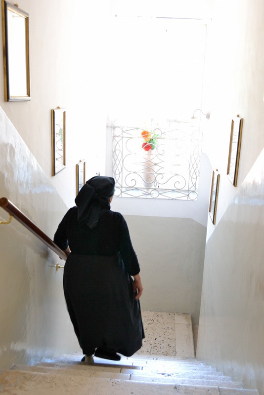 Fotografie scattate durante Ju Catenacce, ll Catenaccio, rievocazione storica che si tiene annualmente a Scanno il 14 agosto, un corteo nuziale che accompagna la sposa prima in chiesa e dopo nella casa dello sposo novello e, visto dall’alto, sembra un veramente catenaccio. A Scanno, in provincia de L’Aquila, perla incastonata nelle Valle del Sagittario, e più noto come il Borgo dei Fotografi. Solo una coppia celebra il proprio Matrimonio durante la rievocazione mentre amici e parenti che sfilano in corteo in coppie secondo l’ordine di parentela o d’amicizia, indossando il costume festivo tradizionale di Scanno tra nastri colorati stesi ai lati delle viuzze. Quel che maggiormente incanta gli spettatori è il costume tradizionale delle donne che da sempre ha attirato l’interesse degli studiosi è quello di Scanno, tanto da portarli ad affermare che “Scanno è il paradiso del folklore” e che “chi porta il vanto del costume d’Abruzzo è naturalmente Scanno”.