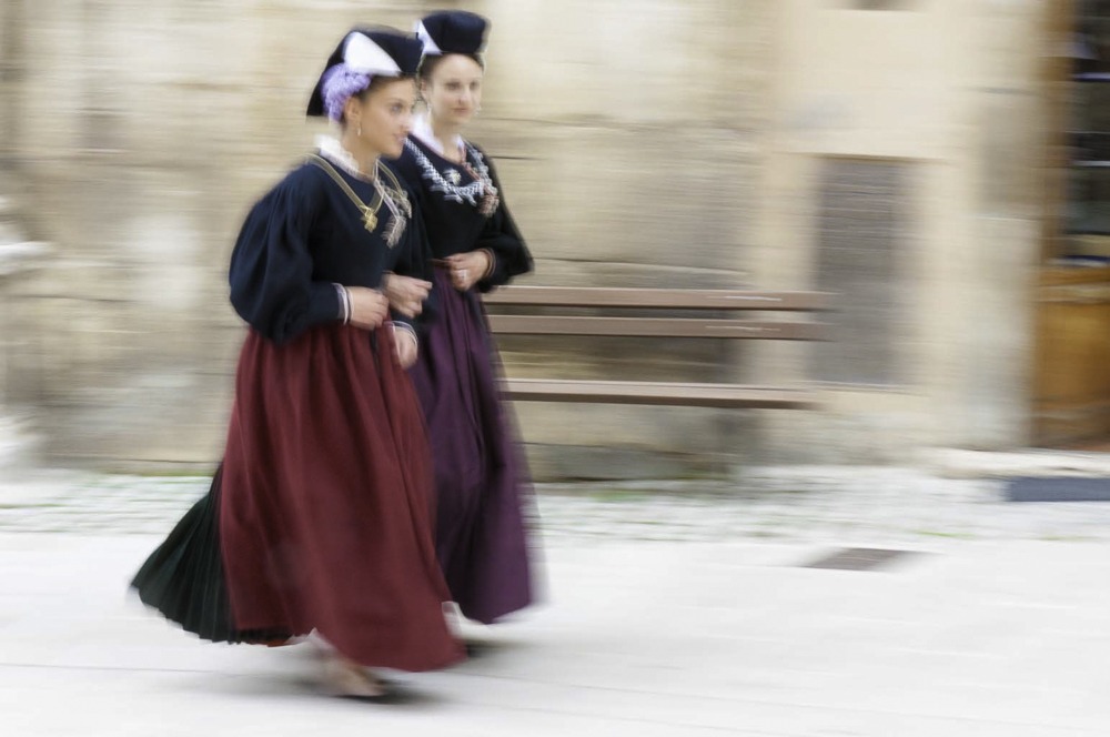 Fotografie scattate durante Ju Catenacce, ll Catenaccio, rievocazione storica che si tiene annualmente a Scanno il 14 agosto, un corteo nuziale che accompagna la sposa prima in chiesa e dopo nella casa dello sposo novello e, visto dall’alto, sembra un veramente catenaccio. A Scanno, in provincia de L’Aquila, perla incastonata nelle Valle del Sagittario, e più noto come il Borgo dei Fotografi. Solo una coppia celebra il proprio Matrimonio durante la rievocazione mentre amici e parenti che sfilano in corteo in coppie secondo l’ordine di parentela o d’amicizia, indossando il costume festivo tradizionale di Scanno tra nastri colorati stesi ai lati delle viuzze. Quel che maggiormente incanta gli spettatori è il costume tradizionale delle donne che da sempre ha attirato l’interesse degli studiosi è quello di Scanno, tanto da portarli ad affermare che “Scanno è il paradiso del folklore” e che “chi porta il vanto del costume d’Abruzzo è naturalmente Scanno”.