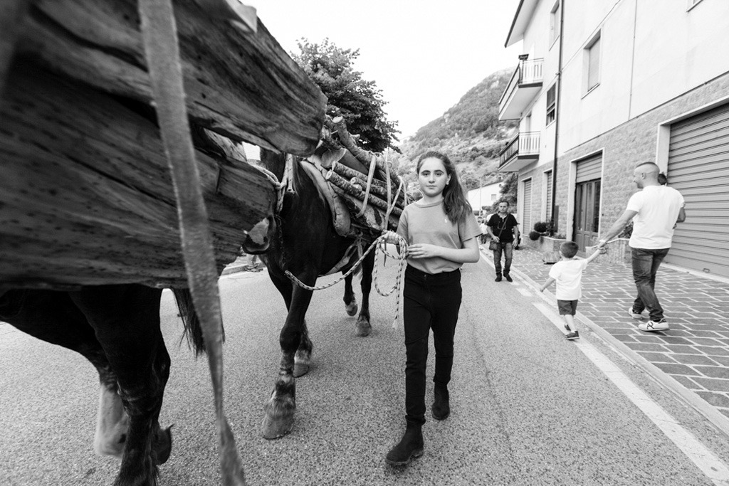 Fotografie scattate durante la Festa Patronale di Sant’Antonio a Scanno, in provincia de L’Aquila, perla incastonata nelle Valle del Sagittario, e più noto come il Borgo dei Fotografi. Tra gli eventi, la caratteristica “Processione dei muli e delle travi” e quella a cui prendono parte tutti i bambini: “Processione delle pagnottelle e delle travi” con i cestini pieni di rose.