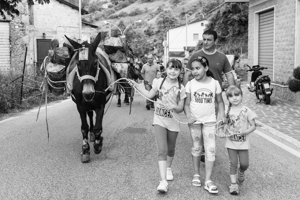 Fotografie scattate durante la Festa Patronale di Sant’Antonio a Scanno, in provincia de L’Aquila, perla incastonata nelle Valle del Sagittario, e più noto come il Borgo dei Fotografi. Tra gli eventi, la caratteristica “Processione dei muli e delle travi” e quella a cui prendono parte tutti i bambini: “Processione delle pagnottelle e delle travi” con i cestini pieni di rose.