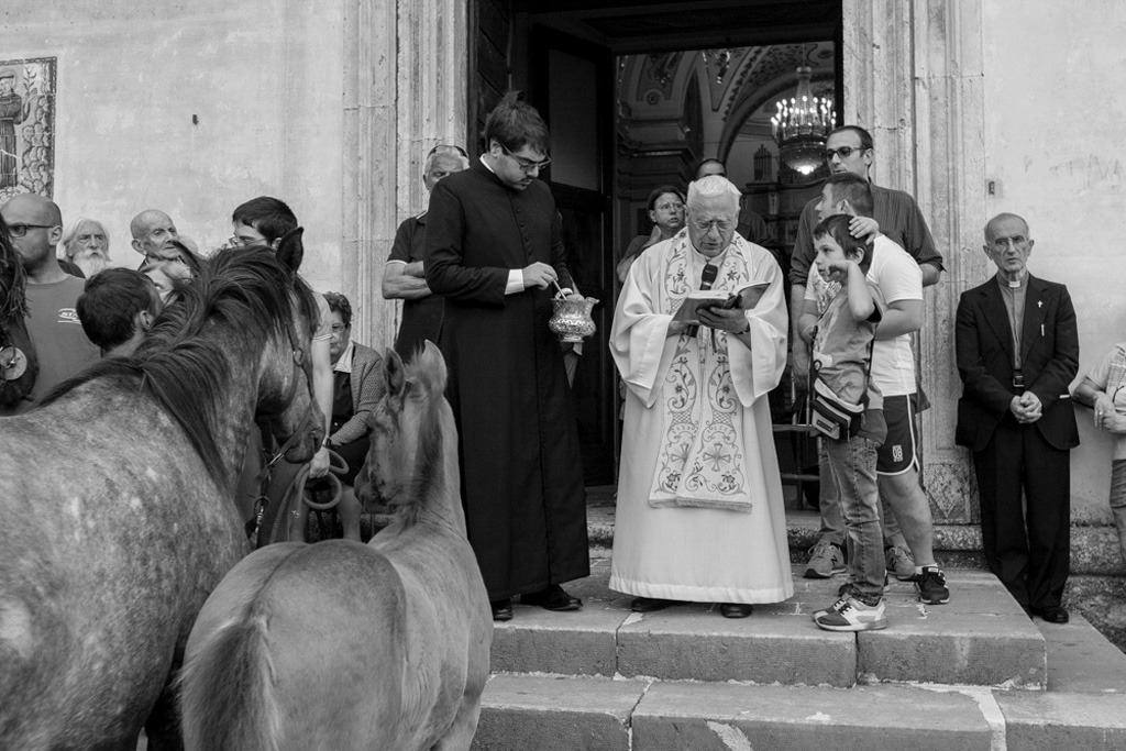 Fotografie scattate durante la Festa Patronale di Sant’Antonio a Scanno, in provincia de L’Aquila, perla incastonata nelle Valle del Sagittario, e più noto come il Borgo dei Fotografi. Tra gli eventi, la caratteristica “Processione dei muli e delle travi” e quella a cui prendono parte tutti i bambini: “Processione delle pagnottelle e delle travi” con i cestini pieni di rose.