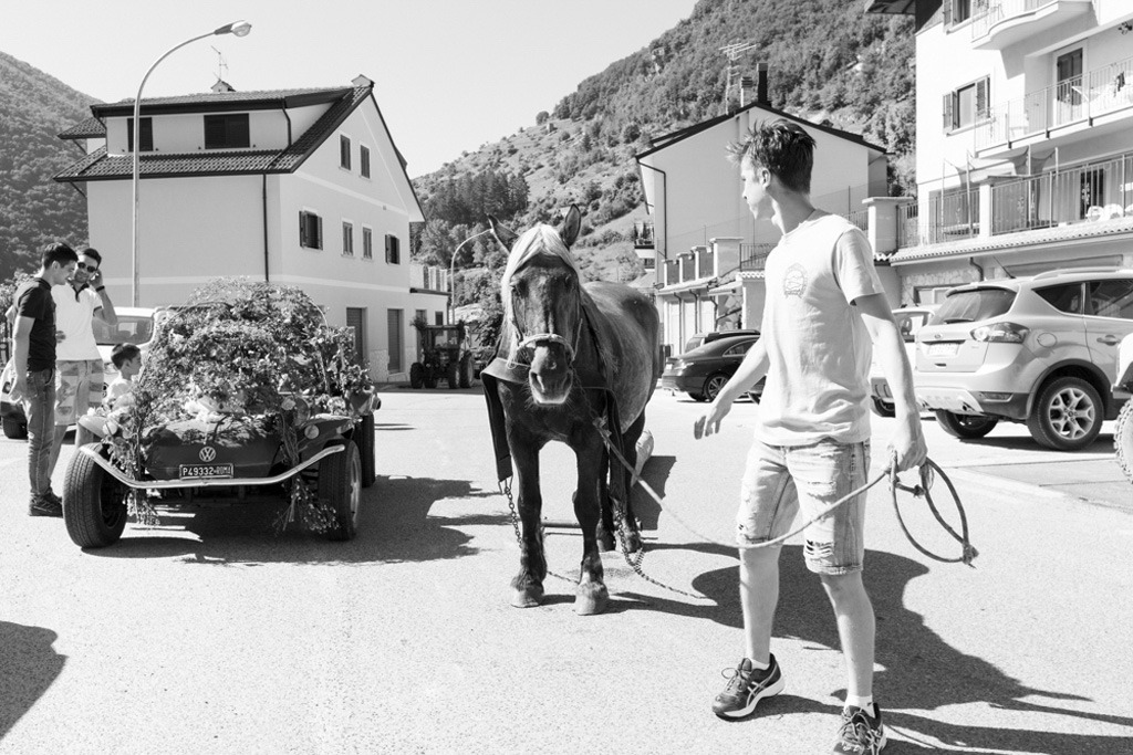 Fotografie scattate durante la Festa Patronale di Sant’Antonio a Scanno, in provincia de L’Aquila, perla incastonata nelle Valle del Sagittario, e più noto come il Borgo dei Fotografi. Tra gli eventi, la caratteristica “Processione dei muli e delle travi” e quella a cui prendono parte tutti i bambini: “Processione delle pagnottelle e delle travi” con i cestini pieni di rose.