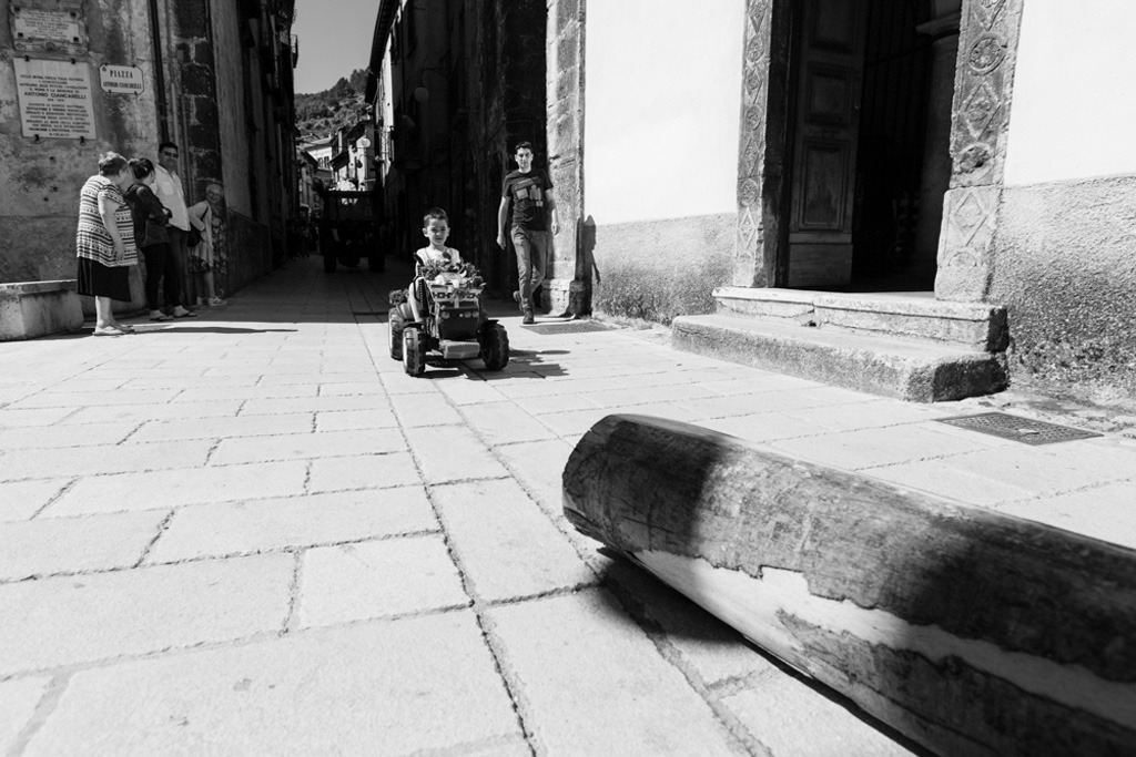 Fotografie scattate durante la Festa Patronale di Sant’Antonio a Scanno, in provincia de L’Aquila, perla incastonata nelle Valle del Sagittario, e più noto come il Borgo dei Fotografi. Tra gli eventi, la caratteristica “Processione dei muli e delle travi” e quella a cui prendono parte tutti i bambini: “Processione delle pagnottelle e delle travi” con i cestini pieni di rose.
