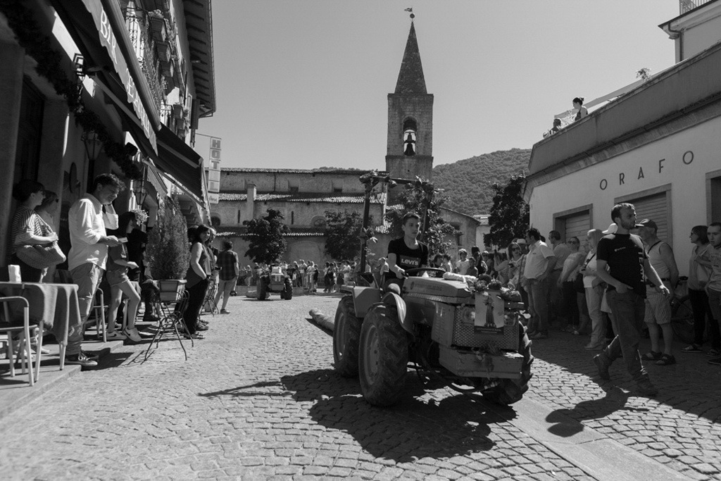Fotografie scattate durante la Festa Patronale di Sant’Antonio a Scanno, in provincia de L’Aquila, perla incastonata nelle Valle del Sagittario, e più noto come il Borgo dei Fotografi. Tra gli eventi, la caratteristica “Processione dei muli e delle travi” e quella a cui prendono parte tutti i bambini: “Processione delle pagnottelle e delle travi” con i cestini pieni di rose.