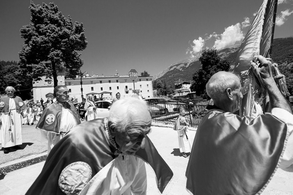 Fotografie scattate durante la Festa Patronale di Sant’Antonio a Scanno, in provincia de L’Aquila, perla incastonata nelle Valle del Sagittario, e più noto come il Borgo dei Fotografi. Tra gli eventi, la caratteristica “Processione dei muli e delle travi” e quella a cui prendono parte tutti i bambini: “Processione delle pagnottelle e delle travi” con i cestini pieni di rose.