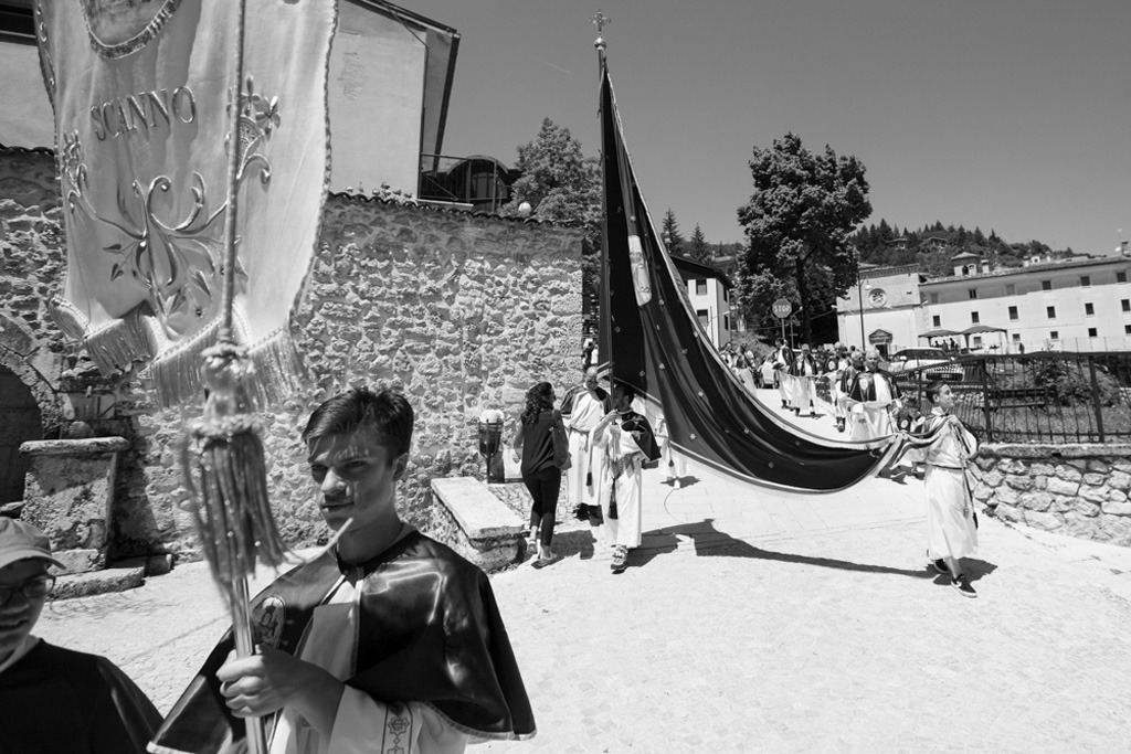 Fotografie scattate durante la Festa Patronale di Sant’Antonio a Scanno, in provincia de L’Aquila, perla incastonata nelle Valle del Sagittario, e più noto come il Borgo dei Fotografi. Tra gli eventi, la caratteristica “Processione dei muli e delle travi” e quella a cui prendono parte tutti i bambini: “Processione delle pagnottelle e delle travi” con i cestini pieni di rose.