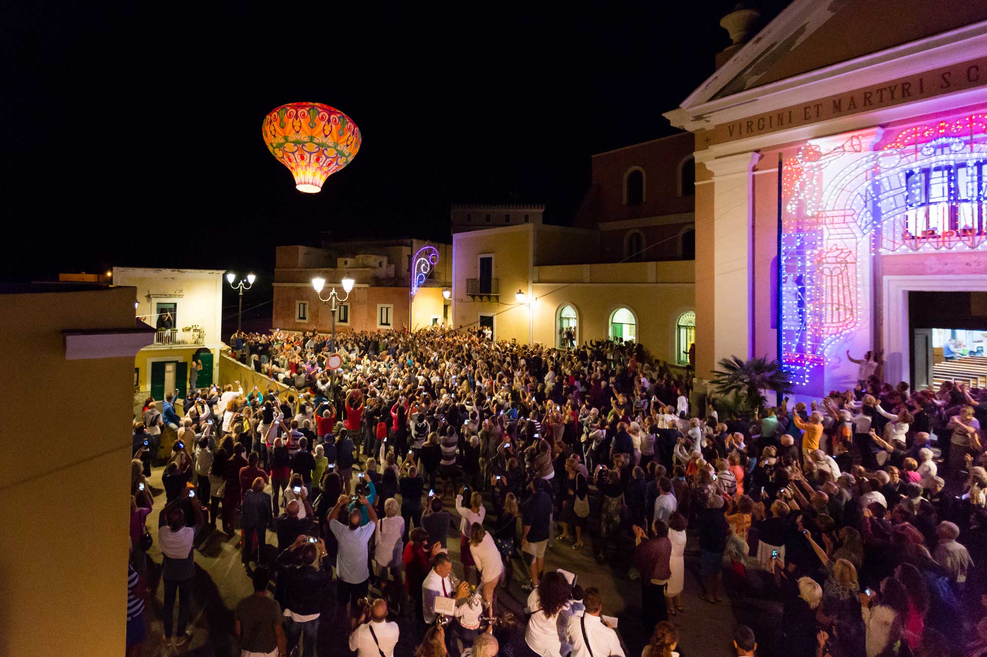 Ventotene (LT) - Le mongolfiere di Santa Candida. Festa Patronale di Santa Candida a Ventotene che resiste ancora oggi tra veri “ventotenesi” che per l’occasione tornano nel piccolo scoglio del Tirreno da tutto il mondo. E radical-chic da Roma, Milano e Napoli in cerca di identità folkloristiche.