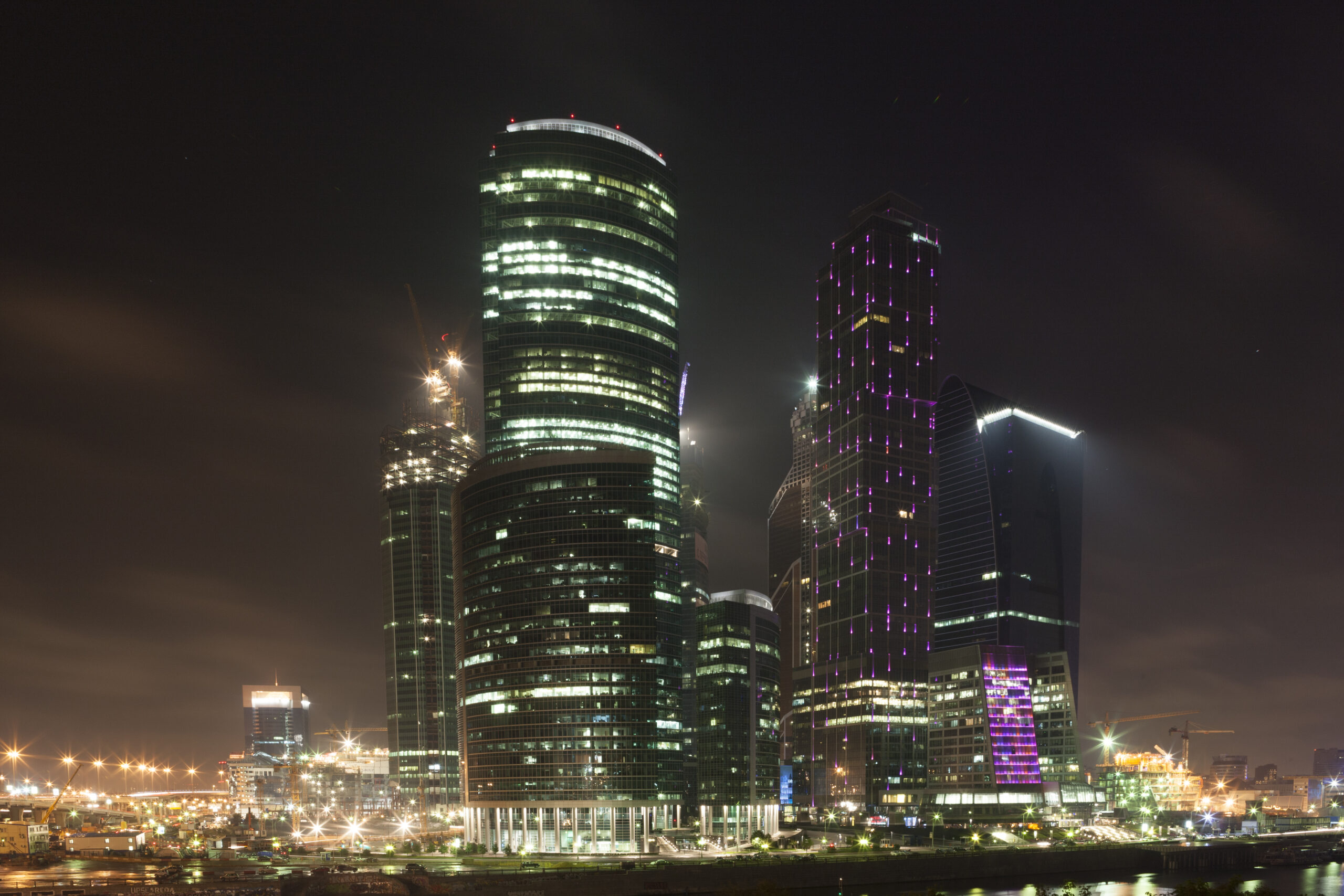 foto notturna della nuova Mosca, New Moscow, con i suoi grattacieli, per il corso di fotografia urbana notturna con cavalletto della scuola di fotografia Parioli Fotografia di Roma