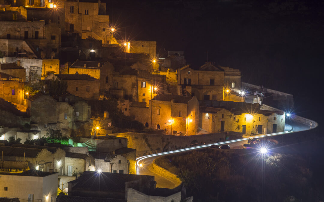 Fotografia notturna: come catturare la bellezza di una città la sera con il cavalletto.