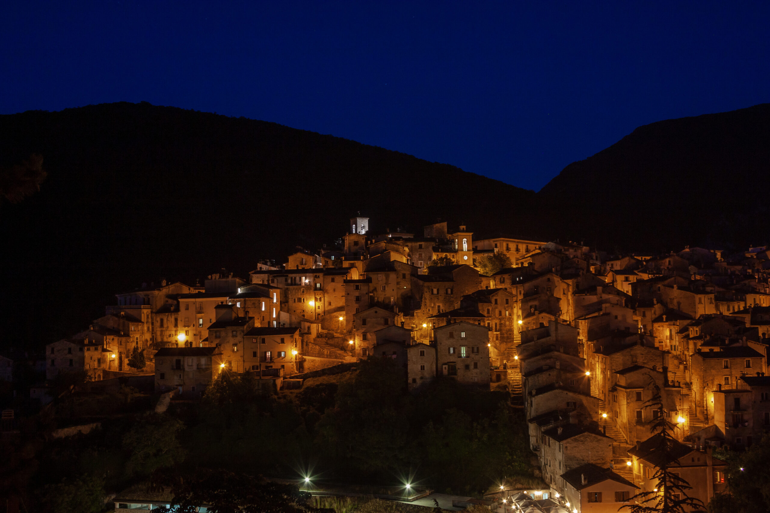 fotografia del bellissimo borgo abruzzese di Scanno, corso di fotografia urbana notturna con cavalletto