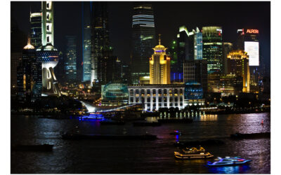 foto per il corso di fotografia urbana notturna con cavalletto, che ritrae lo skyline del quartiere finanziario e della borsa di Shanghai, il Pudong New Area