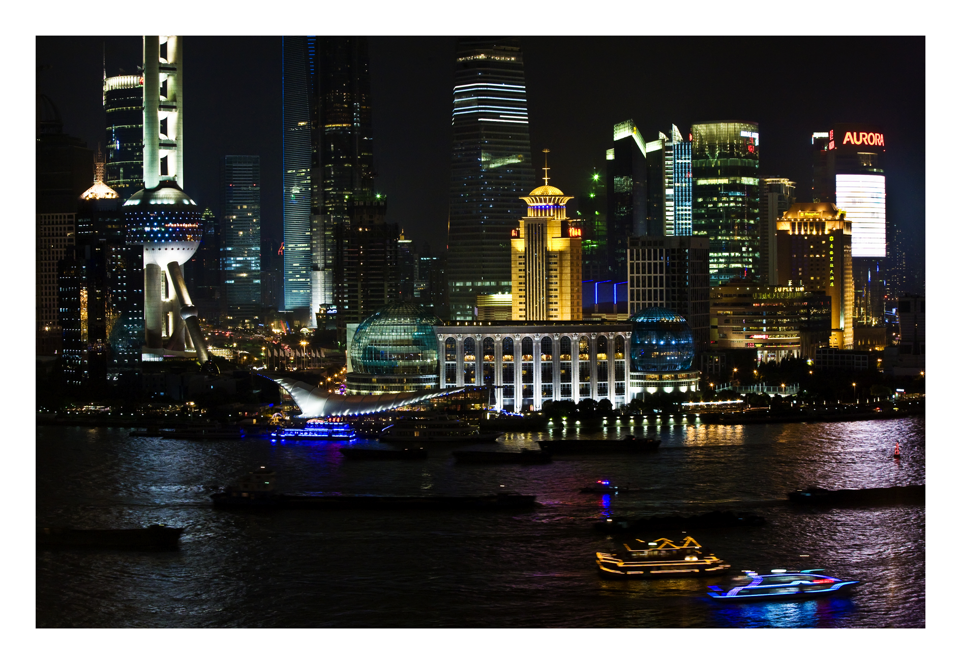 foto per il corso di fotografia urbana notturna con cavalletto, che ritrae lo skyline del quartiere finanziario e della borsa di Shanghai, il Pudong New Area