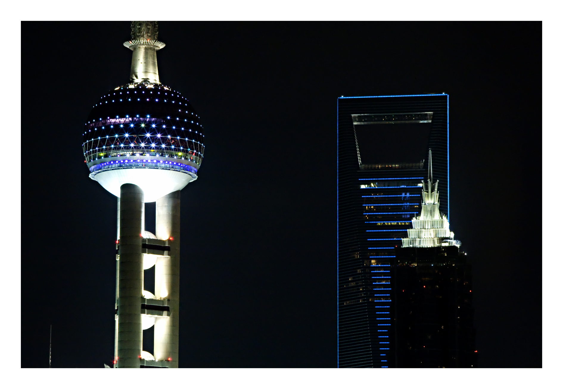 foto per il corso di fotografia urbana notturna con cavalletto, che ritrae lo skyline del quartiere finanziario e della borsa di Shanghai, il Pudong New Area