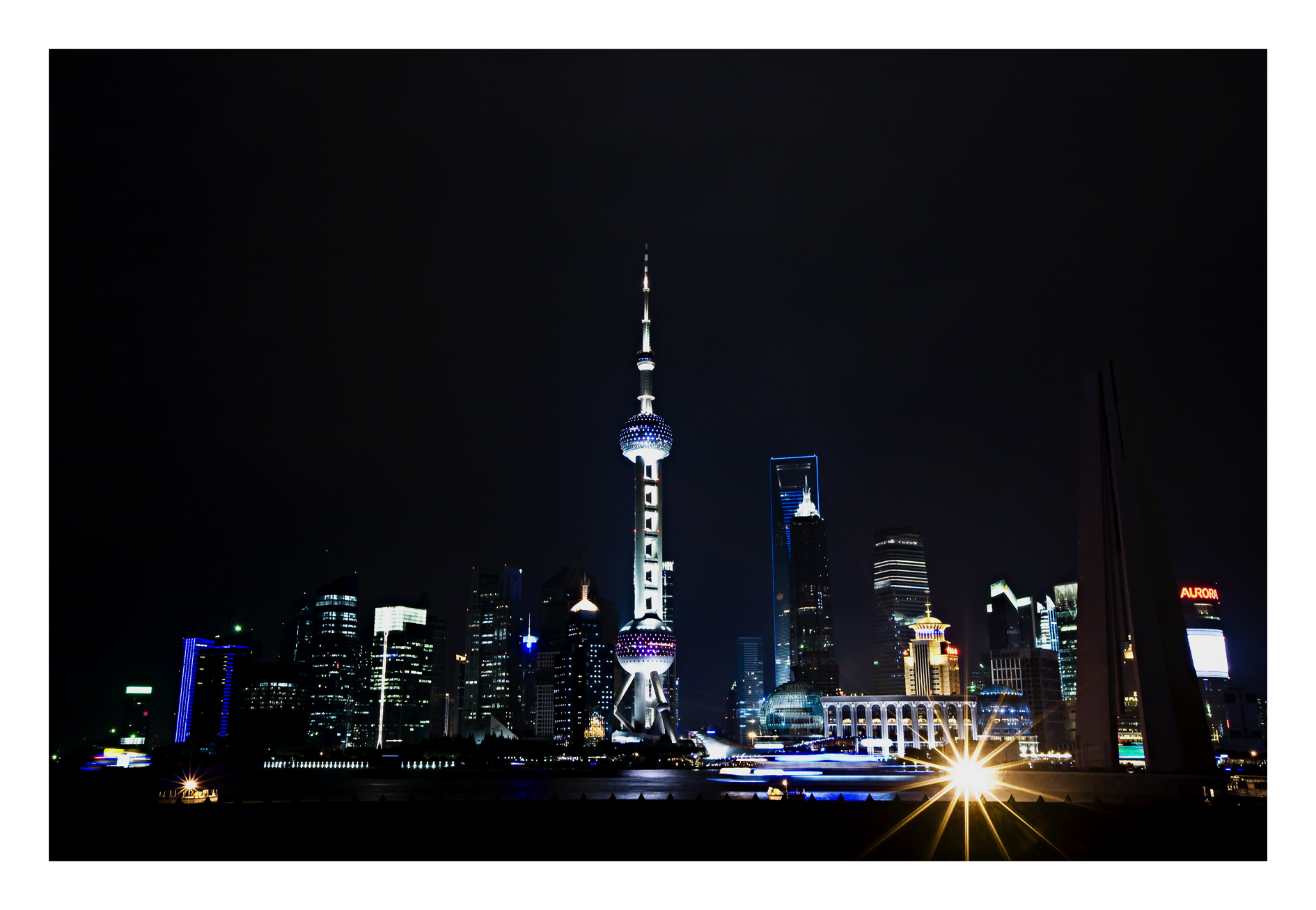 foto per il corso di fotografia urbana notturna con cavalletto, che ritrae lo skyline del quartiere finanziario e della borsa di Shanghai, il Pudong New Area