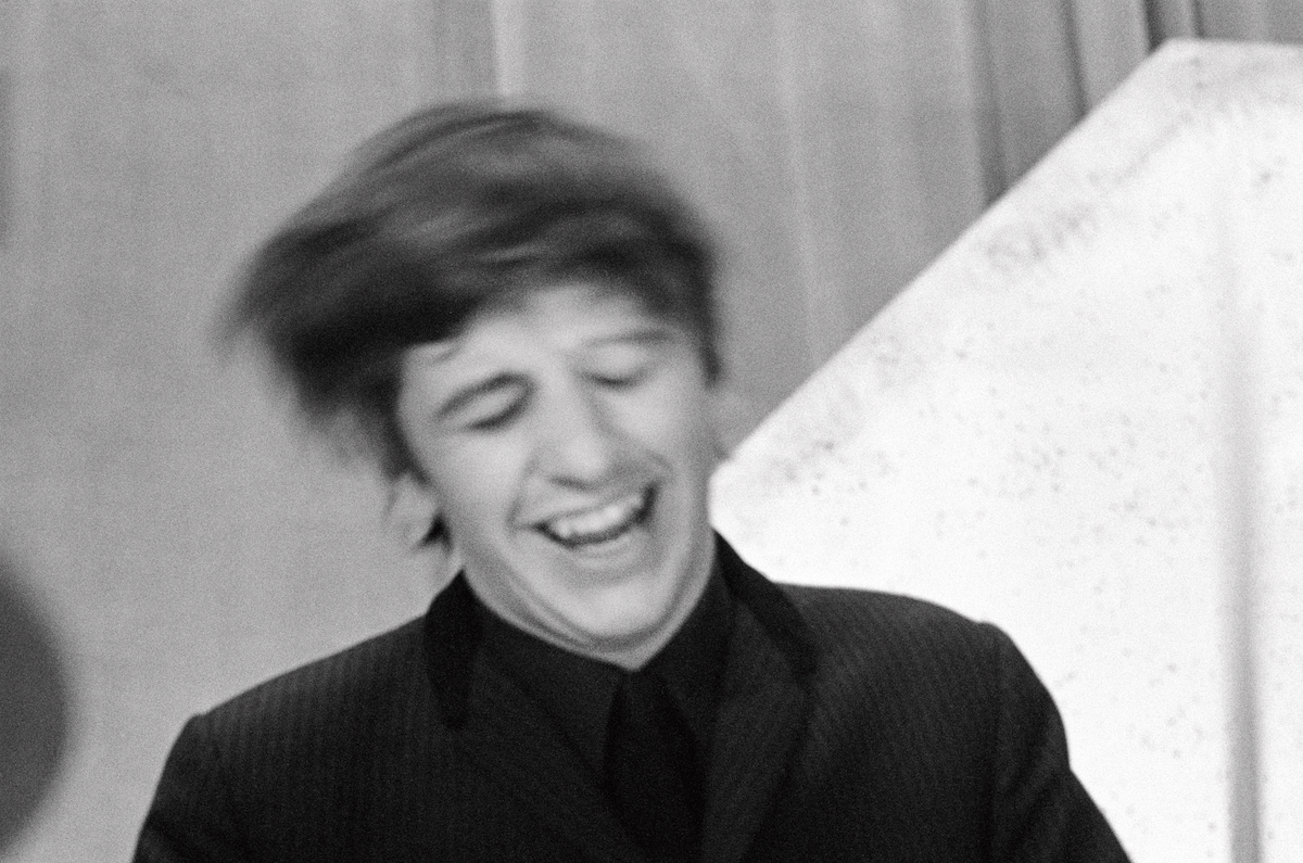 "1964. Gli occhi del ciclone” di Paul McCartney. La Beatlemania come mai raccontata prima. Può sembrare superfluo ma, prima di parlare delle sue fotografie, è bene ricordare a chi non lo conosce, o ne ha perso memoria, che Paul McCartney è una delle figure più iconiche e influenti nella storia della musica. Nato il 18 giugno 1942 a Liverpool, in Inghilterra, è famoso per essere stato uno dei membri fondatori dei Beatles, la band che ha rivoluzionato la musica e la cultura giovanile negli anni '60. Nel gruppo, McCartney ha ricoperto il ruolo di bassista, cantante e compositore. La carriera di Paul McCartney con i Beatles. Nel 1960, insieme a John Lennon, George Harrison e Ringo Starr, fondò i Beatles, che divennero rapidamente una delle band più popolari e influenti di sempre. Le canzoni scritte da McCartney insieme a Lennon hanno contribuito a definire l'era del "British Invasion" e sono diventate veri e propri inni della cultura popolare. Brani come "Hey Jude", "Let It Be", "Yesterday" e "Eleanor Rigby" sono solo alcuni dei tanti successi di McCartney. La separazione dei Beatles e la carriera da solista. Dopo lo scioglimento dei Beatles nel 1970, McCartney ha intrapreso una brillante carriera da solista. Ha formato una nuova band chiamata "Wings", con cui ha ottenuto ulteriori successi, come "Band on the Run" e "Live and Let Die". La sua carriera da solista è stata caratterizzata dalla sua versatilità musicale, passando da ballate dolci e romantiche a brani rock più energici. Oltre alla sua carriera musicale, McCartney ha anche intrapreso progetti musicali collaborando con artisti di fama internazionale come Stevie Wonder, Michael Jackson e altri. La sua influenza sulla musica popolare è stata talmente significativa che è stato inserito nella Rock and Roll Hall of Fame sia come membro dei Beatles che come artista solista. Impegno sociale e umanitario. Paul McCartney è anche noto per il suo impegno sociale e umanitario. Ha sostenuto numerose cause, tra cui la lotta contro la povertà, i diritti degli animali e la promozione della pace nel mondo. È stato un attivo sostenitore della campagna di Linda McCartney contro il consumo di carne e ha promosso l'adozione di uno stile di vita vegano. La sua eredità. Con una carriera musicale che si estende per oltre sei decenni, Paul McCartney è una leggenda vivente e una delle poche icone della musica che è riuscita a mantenere il proprio status nel corso degli anni. Il suo talento come musicista e compositore, la sua voce unica e il suo carisma sul palco gli hanno garantito un posto nel cuore dei fan di tutte le generazioni. Oltre alla sua eccezionale carriera musicale, McCartney rimane un esempio di altruismo e impegno sociale, continuando a ispirare non solo attraverso la sua musica, ma anche attraverso la sua dedizione alle cause umanitarie. Nessuno ha mai ritratto la Beatlemania in modo così autentico ed emozionante come Paul McCartney con le sue fotografie inedite del 1963 e 1964. In questo articolo, esploro il nuovo libro "1964. Gli occhi del ciclone" di Paul McCartney, pubblicato dalla nave di Teseo, che contiene oltre 275 fotografie scattate da Paul durante i leggendari tour dei Beatles in sei città, e il suo racconto personale di quegli anni travolgenti. Questa opera offre una prospettiva unica sulla rivoluzione culturale degli anni Sessanta e sul cambiamento che i Fab Four hanno portato alla storia della musica. La Beatlemania immortalata. Questo libro è un autentico tesoro per tutti i fan dei Beatles e gli amanti della storia della musica. Le fotografie scattate da Paul McCartney con la sua macchina fotografica 35mm catturano l'esplosione della Beatlemania, quando i Beatles diventarono un fenomeno mondiale e cambiarono il corso della musica. Con immagini provenienti da Liverpool, Londra, Parigi, New York, Washington e Miami, il libro offre uno sguardo intimo sugli entusiasmanti concerti in Inghilterra e l'isteria che ha accolto la band in America e nel resto del mondo. Un viaggio indietro nel tempo. Guardando queste immagini, ci si immerge nel passato, viaggiando indietro nel tempo e sperimentando l'entusiasmo e l'emozione di quegli anni rivoluzionari. McCartney stesso commenta le foto, rievocando il suo primo grande viaggio insieme ai Beatles, che li ha portati attraverso diverse città e continenti. Le fotografie, quasi completamente inedite fino a poco tempo fa, sono un vero diario visivo dell'epoca, regalando una prospettiva di tranquillità in mezzo all'uragano della popolarità. La svolta nella carriera fotografica di McCartney: "1964. Gli occhi del ciclone" mostra anche il lato artistico di Paul McCartney come fotografo. Mentre catturava quei momenti epocali, ha sviluppato un vero senso della composizione e dell'inquadratura, dimostrando un talento naturale per la fotografia. Questo libro è una testimonianza di come la fotografia sia diventata sempre più importante nella vita di McCartney e di come sia diventata un mezzo espressivo per lui. L'ironia dei Beatles e l'intimità nelle fotografie. Le immagini mostrano anche il lato ironico dei Beatles, la loro capacità di scherzare e affrontare la vita con un sorriso. McCartney sottolinea l'umorismo presente nelle fotografie, riflettendo sull'importanza di mantenere una mente sana durante i periodi frenetici della loro carriera. Inoltre, alcune foto catturano momenti di intimità, lontani dal clamore della fama, mostrando il lato umano e autentico dei membri della band. Il valore delle persone comuni. Una caratteristica interessante delle fotografie è lo sguardo di Paul McCartney rivolto alle persone comuni, alle vite ordinarie che ha sempre cercato di immortalare anche nelle sue canzoni. Queste immagini ci mostrano il suo attaccamento alle sue umili origini e il profondo rispetto per le persone comuni. Il Paese delle Meraviglie a colori. L'arrivo a Miami segna una svolta nelle fotografie, passando dal bianco e nero al colore. Questo cambiamento coincide con l'arrivo nel "Paese delle Meraviglie", un periodo in cui i Beatles stavano vivendo il massimo della loro popolarità e successo. Le foto a colori ci permettono di immergerci completamente in quei momenti di lusso e comfort. Conclusioni "1964. Gli occhi del ciclone" di Paul McCartney è molto più di un semplice libro di fotografie. È un viaggio emozionante nel passato, un'esperienza visiva unica per rivivere la Beatlemania e comprendere l'impatto rivoluzionario che i Beatles hanno avuto sulla cultura giovanile degli anni Sessanta. Questo libro è una testimonianza dell'abilità fotografica di McCartney e della sua prospettiva autentica e intima su quei momenti straordinari. Se sei un fan dei Beatles o semplicemente interessato alla storia della musica, questo libro è un must-have per la tua collezione.