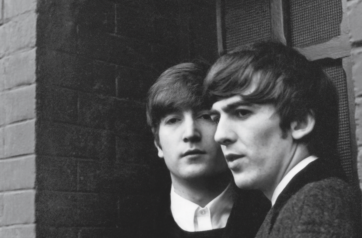 "1964. Gli occhi del ciclone” di Paul McCartney. La Beatlemania come mai raccontata prima. Può sembrare superfluo ma, prima di parlare delle sue fotografie, è bene ricordare a chi non lo conosce, o ne ha perso memoria, che Paul McCartney è una delle figure più iconiche e influenti nella storia della musica. Nato il 18 giugno 1942 a Liverpool, in Inghilterra, è famoso per essere stato uno dei membri fondatori dei Beatles, la band che ha rivoluzionato la musica e la cultura giovanile negli anni '60. Nel gruppo, McCartney ha ricoperto il ruolo di bassista, cantante e compositore. La carriera di Paul McCartney con i Beatles. Nel 1960, insieme a John Lennon, George Harrison e Ringo Starr, fondò i Beatles, che divennero rapidamente una delle band più popolari e influenti di sempre. Le canzoni scritte da McCartney insieme a Lennon hanno contribuito a definire l'era del "British Invasion" e sono diventate veri e propri inni della cultura popolare. Brani come "Hey Jude", "Let It Be", "Yesterday" e "Eleanor Rigby" sono solo alcuni dei tanti successi di McCartney. La separazione dei Beatles e la carriera da solista. Dopo lo scioglimento dei Beatles nel 1970, McCartney ha intrapreso una brillante carriera da solista. Ha formato una nuova band chiamata "Wings", con cui ha ottenuto ulteriori successi, come "Band on the Run" e "Live and Let Die". La sua carriera da solista è stata caratterizzata dalla sua versatilità musicale, passando da ballate dolci e romantiche a brani rock più energici. Oltre alla sua carriera musicale, McCartney ha anche intrapreso progetti musicali collaborando con artisti di fama internazionale come Stevie Wonder, Michael Jackson e altri. La sua influenza sulla musica popolare è stata talmente significativa che è stato inserito nella Rock and Roll Hall of Fame sia come membro dei Beatles che come artista solista. Impegno sociale e umanitario. Paul McCartney è anche noto per il suo impegno sociale e umanitario. Ha sostenuto numerose cause, tra cui la lotta contro la povertà, i diritti degli animali e la promozione della pace nel mondo. È stato un attivo sostenitore della campagna di Linda McCartney contro il consumo di carne e ha promosso l'adozione di uno stile di vita vegano. La sua eredità. Con una carriera musicale che si estende per oltre sei decenni, Paul McCartney è una leggenda vivente e una delle poche icone della musica che è riuscita a mantenere il proprio status nel corso degli anni. Il suo talento come musicista e compositore, la sua voce unica e il suo carisma sul palco gli hanno garantito un posto nel cuore dei fan di tutte le generazioni. Oltre alla sua eccezionale carriera musicale, McCartney rimane un esempio di altruismo e impegno sociale, continuando a ispirare non solo attraverso la sua musica, ma anche attraverso la sua dedizione alle cause umanitarie. Nessuno ha mai ritratto la Beatlemania in modo così autentico ed emozionante come Paul McCartney con le sue fotografie inedite del 1963 e 1964. In questo articolo, esploro il nuovo libro "1964. Gli occhi del ciclone" di Paul McCartney, pubblicato dalla nave di Teseo, che contiene oltre 275 fotografie scattate da Paul durante i leggendari tour dei Beatles in sei città, e il suo racconto personale di quegli anni travolgenti. Questa opera offre una prospettiva unica sulla rivoluzione culturale degli anni Sessanta e sul cambiamento che i Fab Four hanno portato alla storia della musica. La Beatlemania immortalata. Questo libro è un autentico tesoro per tutti i fan dei Beatles e gli amanti della storia della musica. Le fotografie scattate da Paul McCartney con la sua macchina fotografica 35mm catturano l'esplosione della Beatlemania, quando i Beatles diventarono un fenomeno mondiale e cambiarono il corso della musica. Con immagini provenienti da Liverpool, Londra, Parigi, New York, Washington e Miami, il libro offre uno sguardo intimo sugli entusiasmanti concerti in Inghilterra e l'isteria che ha accolto la band in America e nel resto del mondo. Un viaggio indietro nel tempo. Guardando queste immagini, ci si immerge nel passato, viaggiando indietro nel tempo e sperimentando l'entusiasmo e l'emozione di quegli anni rivoluzionari. McCartney stesso commenta le foto, rievocando il suo primo grande viaggio insieme ai Beatles, che li ha portati attraverso diverse città e continenti. Le fotografie, quasi completamente inedite fino a poco tempo fa, sono un vero diario visivo dell'epoca, regalando una prospettiva di tranquillità in mezzo all'uragano della popolarità. La svolta nella carriera fotografica di McCartney: "1964. Gli occhi del ciclone" mostra anche il lato artistico di Paul McCartney come fotografo. Mentre catturava quei momenti epocali, ha sviluppato un vero senso della composizione e dell'inquadratura, dimostrando un talento naturale per la fotografia. Questo libro è una testimonianza di come la fotografia sia diventata sempre più importante nella vita di McCartney e di come sia diventata un mezzo espressivo per lui. L'ironia dei Beatles e l'intimità nelle fotografie. Le immagini mostrano anche il lato ironico dei Beatles, la loro capacità di scherzare e affrontare la vita con un sorriso. McCartney sottolinea l'umorismo presente nelle fotografie, riflettendo sull'importanza di mantenere una mente sana durante i periodi frenetici della loro carriera. Inoltre, alcune foto catturano momenti di intimità, lontani dal clamore della fama, mostrando il lato umano e autentico dei membri della band. Il valore delle persone comuni. Una caratteristica interessante delle fotografie è lo sguardo di Paul McCartney rivolto alle persone comuni, alle vite ordinarie che ha sempre cercato di immortalare anche nelle sue canzoni. Queste immagini ci mostrano il suo attaccamento alle sue umili origini e il profondo rispetto per le persone comuni. Il Paese delle Meraviglie a colori. L'arrivo a Miami segna una svolta nelle fotografie, passando dal bianco e nero al colore. Questo cambiamento coincide con l'arrivo nel "Paese delle Meraviglie", un periodo in cui i Beatles stavano vivendo il massimo della loro popolarità e successo. Le foto a colori ci permettono di immergerci completamente in quei momenti di lusso e comfort. Conclusioni "1964. Gli occhi del ciclone" di Paul McCartney è molto più di un semplice libro di fotografie. È un viaggio emozionante nel passato, un'esperienza visiva unica per rivivere la Beatlemania e comprendere l'impatto rivoluzionario che i Beatles hanno avuto sulla cultura giovanile degli anni Sessanta. Questo libro è una testimonianza dell'abilità fotografica di McCartney e della sua prospettiva autentica e intima su quei momenti straordinari. Se sei un fan dei Beatles o semplicemente interessato alla storia della musica, questo libro è un must-have per la tua collezione.