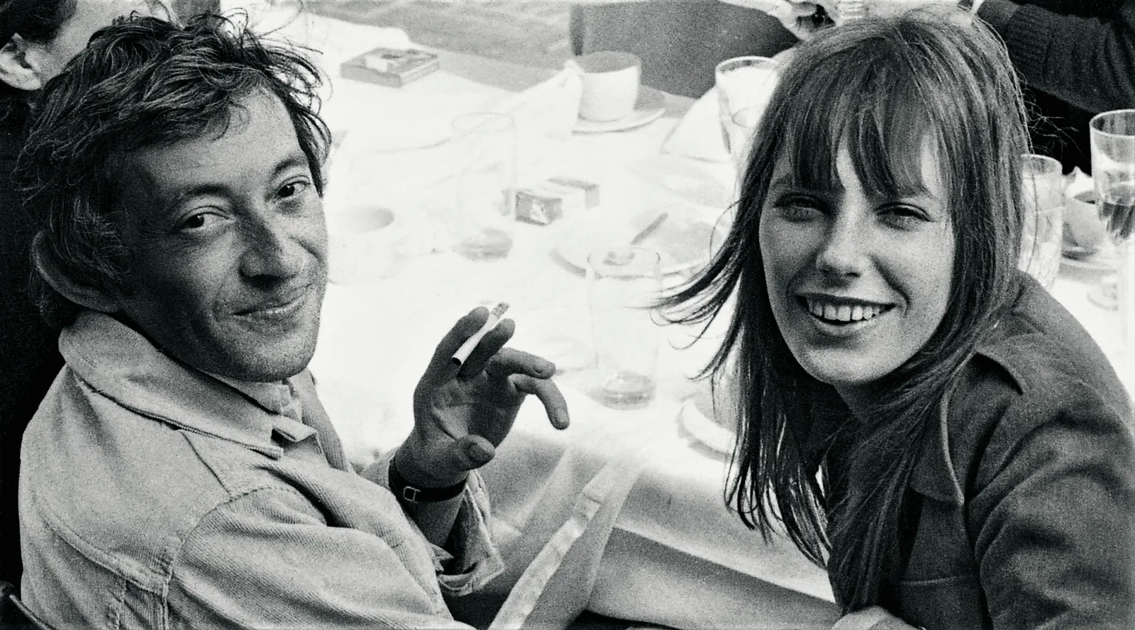 Birkin-Gainsbourg. Un affare di famiglia rinchiuso in un album fotografico realizzato dal fratello Andrew Birkin. La Galerie de l'Instant, una delle migliori gallerie fotografiche di Parigi, da sempre specializzata in fotografia d’autore che strizza l’occhio alla ritrattistica di personaggi famosi, questa estate sarà nella sua sede delle vacanze Nizza. Un'occasione per un viaggio in Costa Azzurra e scoprire, durante una visita al 58 rue Gioffredo angolo rue Chauvain, l'album di famiglia di Andrew Birkin. Questo prezioso cofanetto familiare racchiude un centinaio di fotografie che rivelano l'intimità della vita di Jane Birkin. Tutte sono state scattate dal fratello Andrew, che per dodici anni ha fatto parte della vita quotidiana della leggendaria coppia Birkin-Gainsbourg. Dodici anni d'amore. Una storia eterna. Una di quelle che sono diventate leggendarie: Bogart e Bacall, Signoret e Montand, Hardy e Dutronc. Un'alchimia di grazia e talento, passione e tormento. Se il mito Birkin-Gainsbourg continua ad affascinare, è perché Jane non ha mai smesso di alimentarlo. Molto più di una semplice musa, ha dato forma alla leggenda. Testimone privilegiato della vita della sorella, Andrew ha saputo immortalare i diversi periodi della sua vita, una ragazzina saggia con un nastro tra i capelli, la giovane madre di Kate dopo il matrimonio con il compositore John Barry, poi gli inizi della sua storia d'amore con il grande Serge Gainsbourg e la loro vita insieme, l'arrivo di Charlotte, i compleanni, le vacanze, rue de Verneuil, Londra, la campagna. Una quotidianità che grazie a questo lungo e profondo lavoro fotografico intimo e familiare, i curatori della mostra vogliono condividerlo con chi ancora oggi vive il mito di questa coppia, un viaggio nel tempo che racconta dettagliatamente momenti di vita di una famiglia unica e affettuosa! Sia in bianco e nero che a colori, il fotografo amatoriale cattura l'energia di questa straordinaria famiglia Questa esposizione non è proprio una novità: a fine 2019 c’è stata una prima mostra, simile a questa, sempre dedicata a Jane Birkin e sempre con le fotografie scattate da Andrew Birkin, questa volta però in coppia con il fotografo Tony Frank, ritrattista di Serge Gainsbourg. Approfittando dell'uscita quest'anno del bellissimo libro di Andrew "The Intimate Family Album" pubblicato da Albin Michel, la Galerie de l'Instant espone le immagini di questa famiglia piuttosto speciale e la cui storia tutti i francesi conoscono praticamente a memoria. In queste immagini familiari Andrew Birkin ha saputo cogliere l'energia e l'intimità di questi straordinari personaggi. Il ritratto di profilo di Serge con il suo cane Nana e i loro 2 nasi lunghi è tanto semplice quanto perfetto. L'umorismo tutto britannico della foto di Serge che legge il suo giornale con il titolo "l'asciugamano sta bruciando al Gainsbougs" con una faccia sconvolta, è una delizia. Senza contare l'emozione sprigionata dalle foto dei bambini sempre presenti e pronti a giocare con l'obiettivo! La collezione di fotografie ha un tono umoristico e intimo, mostrando anche la famosa ironia britannica di Serge Gainsbourg. Le immagini dei figli sembrano esprimere l'innocenza e l'eternità dei momenti felici dell'infanzia, richiamando il tema del mito di Peter Pan, a cui Andrew Birkin è stato ampiamente interessato e considerato il principale esperto mondiale dell'autore J.M. Barrie, che ha creato il personaggio di Peter Pan. Questo album di famiglia di Andrew Birkin rappresenta una testimonianza unica di una vita circondata da artisti e celebrità, fornendo uno sguardo intimo e affettuoso sulla vita della famiglia Birkin-Gainsbourg e dei loro amici celebri. Chi è Andrew Birkin Andrew Birkin ha sviluppato la passione per la fotografia molto presto, documentando prima la vita della sorellina Jane (hanno un anno di differenza), poi quella della sua coppia con Serge Gainsbourg, di cui è stato intimo fino alla loro separazione nel 1980. Ha così costituito un album di famiglia unico, dando un punto di vista unico sulla vita di questa mitica coppia e dei loro figli Kate e Charlotte. In questo libro svela più di 900 immagini scelte con cura e per lo più inedite. Andrew Birkin ha avuto più vite, con una carriera eclettica nel mondo del cinema e della scrittura: Ha lavorato come assistente di Stanley Kubrick su "2001 Odissea nello Spazio" e come ricercatore per il suo progetto mai realizzato su Napoleone Bonaparte. Come sceneggiatore, ha collaborato con registi come Jaques Demy per "Il suonatore di Flauto" e Jean-Jacques Annaud per l'adattamento cinematografico de "Il Nome della Rosa" di Umberto Eco. Ha anche lavorato con i Beatles nel loro primo film. Mostra dal 4 luglio al 1 ottobre 2023 alla Galerie de Nice, 58 rue Gioffredo Nizza (angolo rue Chauvain) lunedì dalle 14:00 alle 19:00, da martedì a sabato dalle 11:00 alle 19:00 e domenica dalle 14:30 alle 18:30