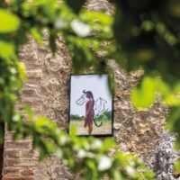L’Italia respira “una Boccata d’Arte 2023”. Con Follow the braid, opera e fotografie di Laetitia KY a Rocca Sinibalda – Rieti.